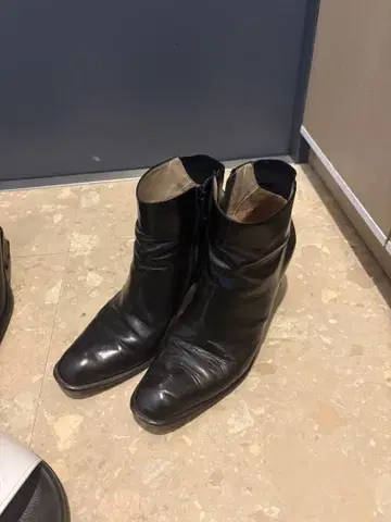 via spiga 블랙 가죽 숏부츠