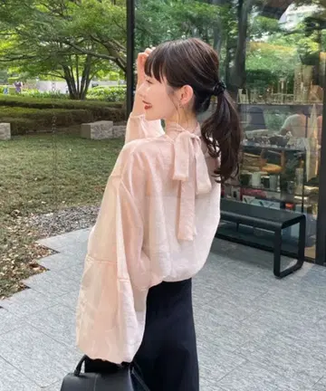 리본 타이 포함 시어 블라우스 핑크 베이지 hinari