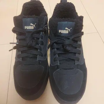 PUMA 블랙 통굽 하이컷 스니커즈