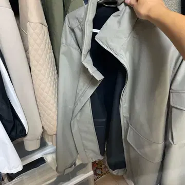 라이트 그레이 지퍼 달린 아우터