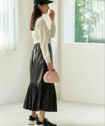 [새상품] Aresense 아센스 레더라이크 새틴 스커트