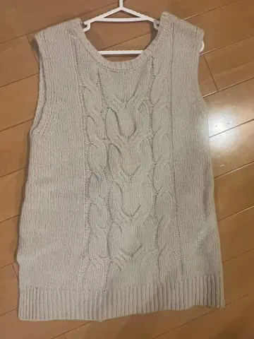 베이지 케이블 니트 오픈 프론트 니트 베스트