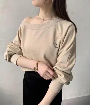 Thevon 보트넥 자수 로고 풀오버 베이지