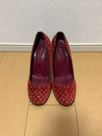 빨간색 도트 무늬 스웨이드풍 펌프스 하이힐