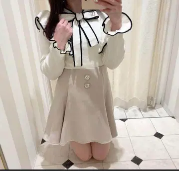 evelyn 바이컬러 리본 프릴 니트