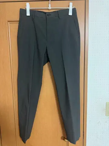 SOE 카키 슬랙스 슬림핏 STUDIOUS