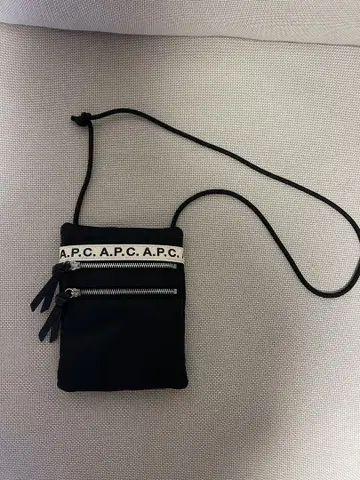 A.P.C. Repeat 넥 파우치 블랙