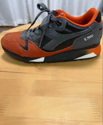 디아도라 V.7000 오렌지 그레이 스니커즈