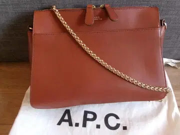 [ 새상품 미사용 ] A.P.C의 트라페즈 스퀘어 가죽 체인 숄더백