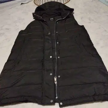 ZARA 블랙 후드 부착 다운 베스트