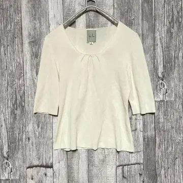 시빌라 새상품급 아이보리 V넥 오부 소매 M