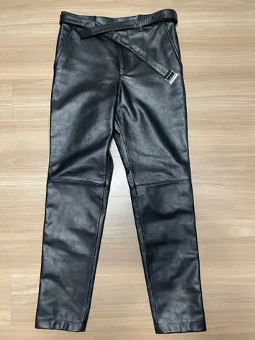 sacai 카우하이드 가죽 팬츠