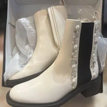 아이보리 사이드 고어 부츠 펄 장식 서비스품 있음