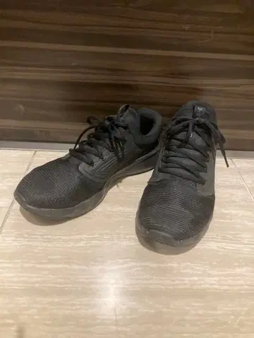 언더아머 스니커즈 블랙 27.5cm