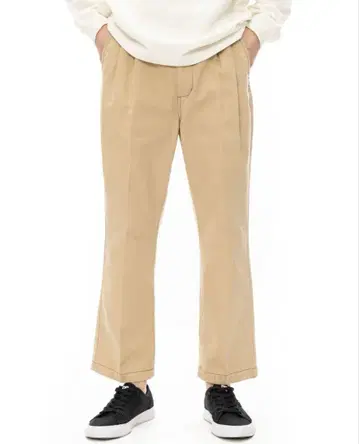 베이지 치노 팬츠