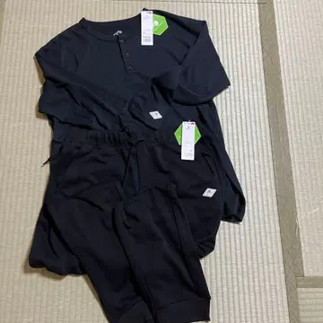 셀리언트 블랙 긴팔 T셔츠와 팬츠