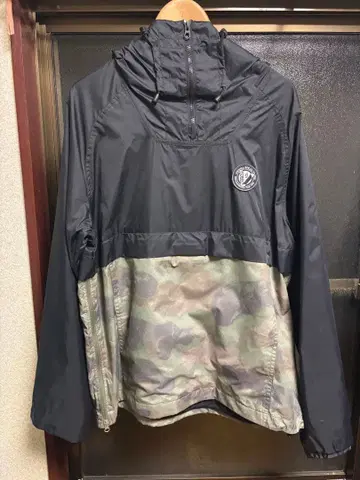 VOLCOM 카모 패턴 후드 부착 자켓