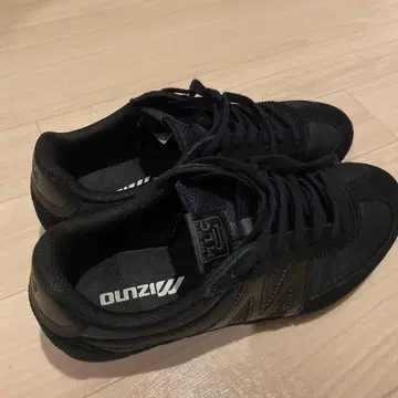 미즈노 블랙 스니커즈