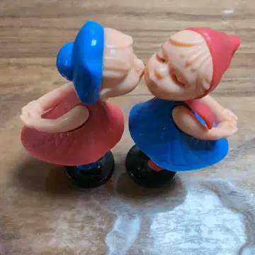 파랑과 빨간색의 키스 인형 (결손 있음)