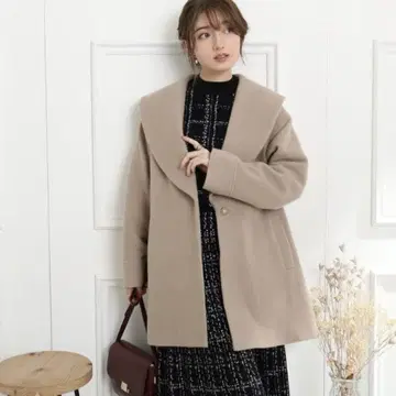 여리여리해 보이는 빅 숄카라 코트 쿠튀르 브로치