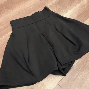 SNIDEL 블랙 플레어 숏팬츠