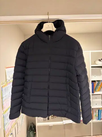 Herno Resort 블랙 후드 부착 패커블 다운 자켓