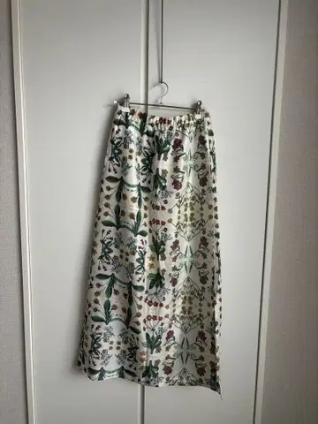 CABaN 캐 실크 꽃무늬 롱 스커트