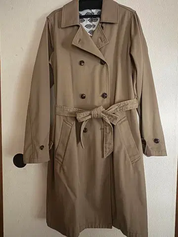 베이지 더블 브레스트 트렌치코트