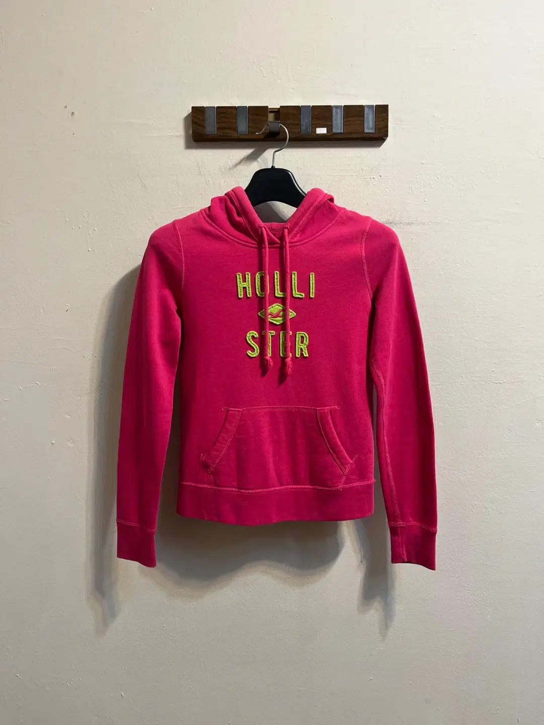 HOLLISTER | 홀리스터 [S] Hollister Pink Hoodie #홀리스터후드,#핑크후드,#여성후드,#캐주얼웨어,#패션아이템  on Bunjang Global Site., image size:1080x1440