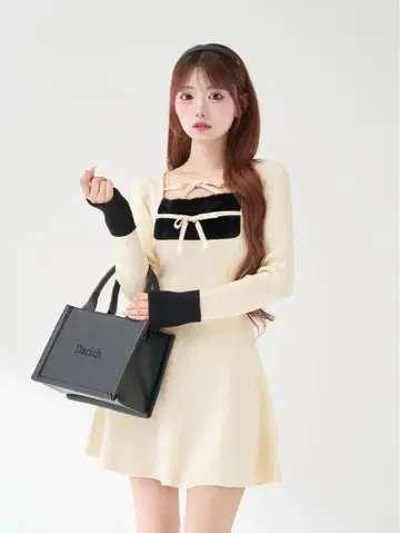 Darich 다리치 리본 퍼 플레어 니트 미니 원피스 아이보리