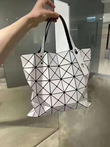 화이트 블랙 토트백 삼각형 디자인