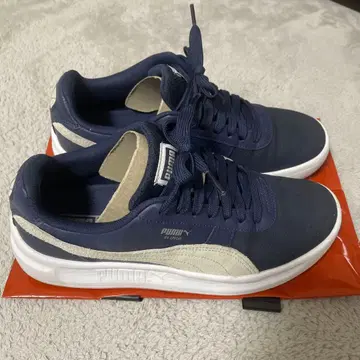 PUMA 네이비 스니커즈