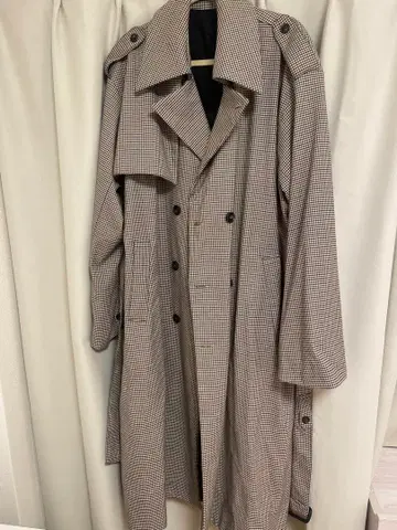 체크 무늬 트렌치코트