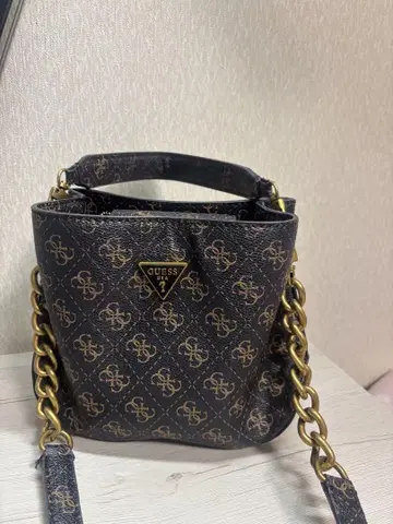 GUESS 로고 블랙 숄더백