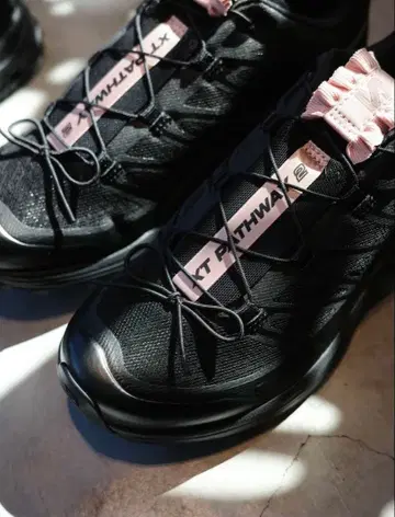 XT-PATHWAY 2 SATIN 블랙 스니커즈