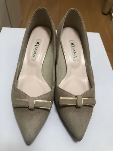 DIANA 베이지 스웨이드 펌프스 22.5cm