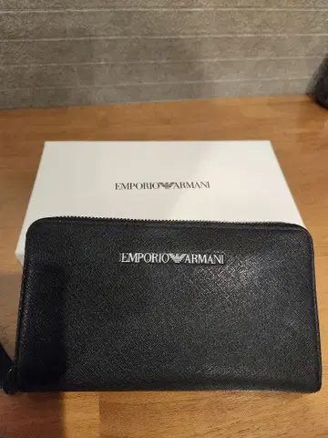 EMPORIO ARMANI 블랙 장지갑