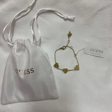 GUESS 하트 참 팔찌