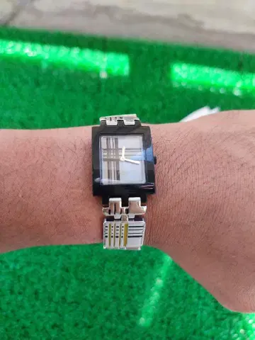 Swatch 스퀘어형 블랙 실버 시계