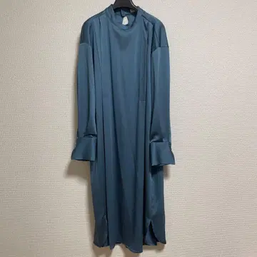 엠보싱 새틴 숄더 턱 원피스