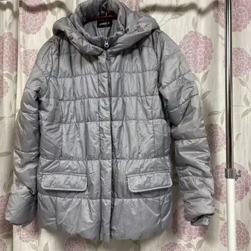 그레이 후드 부착 퀼팅 다운 자켓 댄스킨