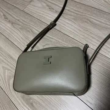 IACUCCI 카키 숄더백