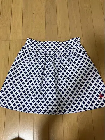 플레어 스커트 화이트와 네이비 패턴