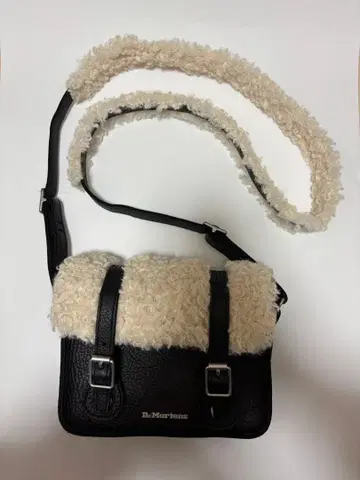 Dr Martens 사첼백