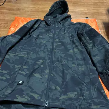블랙 카모플라쥬 나일론 자켓 후드 부착