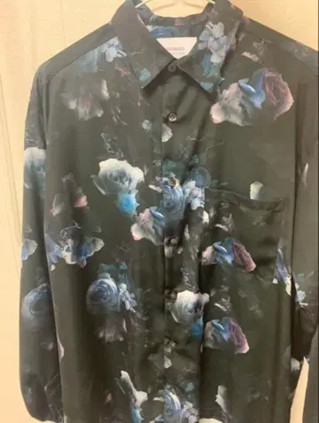 블랙 파랑 꽃무늬 긴팔 셔츠 포켓 부착