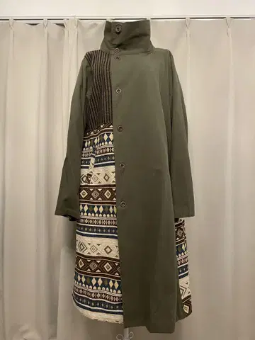 올리브색 롱 코트