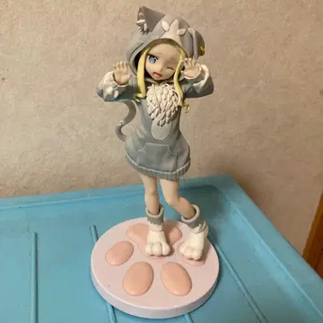 고양이 귀 달린 피규어 발바닥 디자인