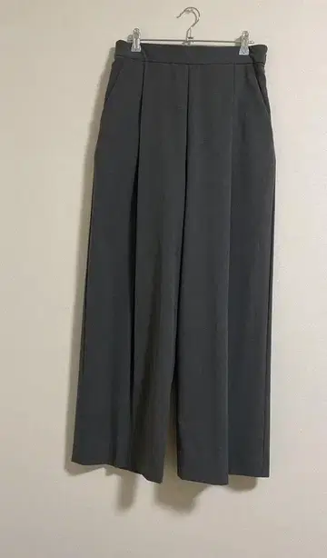 월드 데셍 그레이 턱 와이드 팬츠