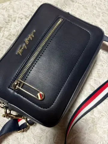 TOMMY HILFIGER 타미힐피거 아이코닉 카메라백